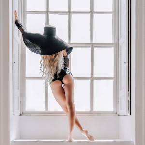 ดาวน์โหลดและฟังเพลง Comfort Zone (Explicit) พร้อมเนื้อเพลงจาก Charlotte Hannah