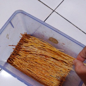 收听Yensi的Palsu歌词歌曲