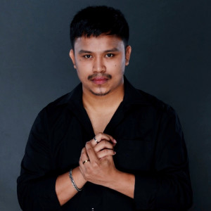 Dengarkan lagu รักกินไม่ได้ nyanyian คิว สราวุฒิ dengan lirik