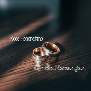 Dengarkan lagu Cincin Kenangan nyanyian Koes Hendratmo dengan lirik