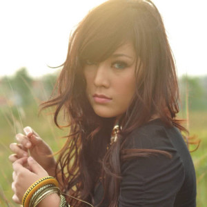 ดาวน์โหลดและฟังเพลง Patah Seribu พร้อมเนื้อเพลงจาก 茜拉