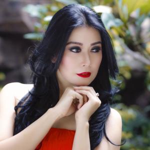 Dengarkan lagu Mojang Priangan nyanyian Rere Reina dengan lirik
