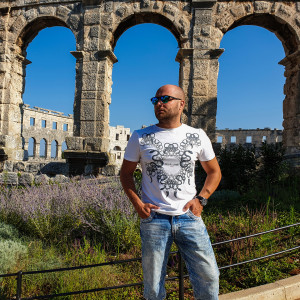 Listen to Opet zriju kesteni song with lyrics from Valerio