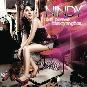 ดาวน์โหลดและฟังเพลง Tak Pernah Kubayangkan พร้อมเนื้อเพลงจาก Nindy