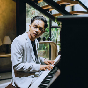 Dengarkan Aku dan Mantanmu lagu dari Betrand Putra Onsu dengan lirik