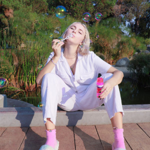 ดาวน์โหลดและฟังเพลง Sugar Water พร้อมเนื้อเพลงจาก Claire Rosinkranz