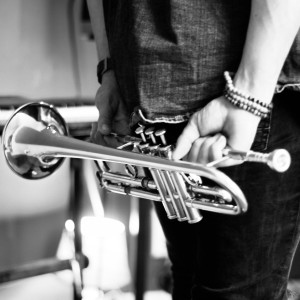 ดาวน์โหลดและฟังเพลง Solo Iba a Valer la Pena (En Directo) พร้อมเนื้อเพลงจาก El Kiwi & La Tropikal Band