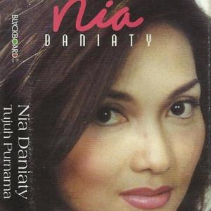 Dengarkan lagu Cerita Cinta nyanyian Nia Daniaty dengan lirik