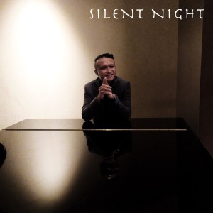 Dengarkan lagu Silent Night nyanyian Randy Enos Hallatu dengan lirik
