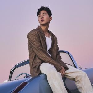 ดาวน์โหลดและฟังเพลง MOONLIGHT พร้อมเนื้อเพลงจาก Henry