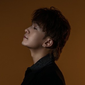Listen to 从前说 (深情男版) song with lyrics from 阿泽